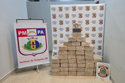 Foto: Polícia Federal Foto mostra pacotes da droga empilhados