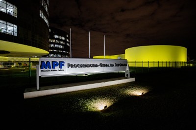 Prédio da procuradoria-geral da República iluminado em amarelo, em alusão ao Agosto Dourado - mês dedicado à conscientização sobre a importância do aleitamento materno