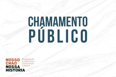 Arte: Comunicação MPF/AL Imagem com fundo claro e linhas suaves. No centro, em letras grandes azul-escuras, está escrito “Chamamento Público”. No canto inferior esquerdo, o logotipo do projeto “Nosso Chão Nossa História” com o slogan em vermelho: “Resgatando a memória e construindo o futuro”.