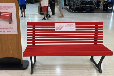 Foto mostra um banco vermelho instalado em um shopping 