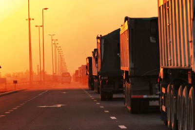 Foto ilustrativa: Canva/Foto: MPF Imagem de uma fila de caminhões uma rodovia ao anoitecer