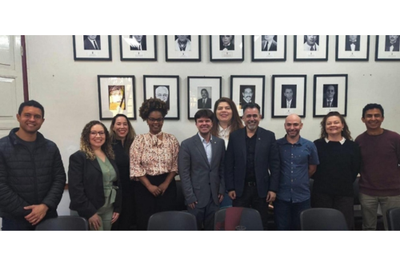 Foto: UFOP Foto mostra participantes da reunião posando para foto
