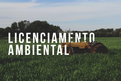 Arte retangular de um trator amarelo no meio de uma plantação. Em branco as palavras Licenciamento Ambiental