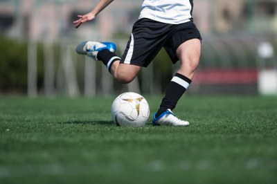 Imagem ilustrativa: Canva Imagem mostra jogador armando chute em bola em um gramado