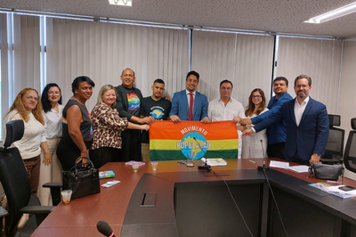 Imagem: Assessoria PRM/Arapiraca Procurador da República Bruno Lamenha, acompanhado pelo prefeito Luciano Barbosa, integrantes do MNPR e da gestão municipal, seguram bandeira alusiva à população de rua