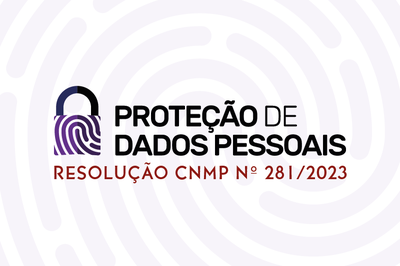 Arte em fundo lilás e branco. O que está em lilás faz referência a uma digital humana. Em roxo, é possível ver um cadeado (em que a base do cadeado também é uma digital humana) e é possível ler: "Proteção de Dados Pessoais". Em vermelho, em baixo e em fonte menor, está escrito: "Resolução CNMP nº 281/2023"