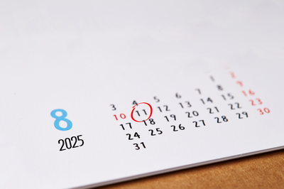 Foto mostra a folha do mês de agosto de calendário, com a data do dia 11 circulada