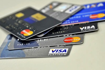 Foto: Agência Brasil Foto mostra vários cartões de crédito em cima de uma mesa