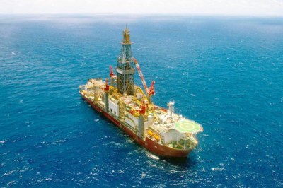 Imagem aérea de uma plataforma da Petrobrás no meio do mar