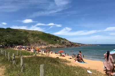 foto em detalhe da orla da Praia do Barrão