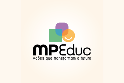 Arte: Comunicação MPF A imagem apresenta o logotipo do MPEduc.
Na parte superior, há três formas geométricas sobrepostas:
um quadrado verde,
um círculo laranja com um sorriso branco desenhado dentro,
e um quadrado roxo arredondado nas pontas.
Essas figuras se sobrepõem parcialmente, criando uma sensação de movimento e integração.
Logo abaixo, está escrito em letras grandes e estilizadas: “MPEduc”. O “MP” aparece em negrito e preto, enquanto “Educ” tem traços mais finos, também em preto.
Abaixo do nome, está o slogan em letras menores: “Ações que transformam o futuro”.
O fundo é claro, em tom bege suave, realçando os elementos coloridos e o texto em preto.