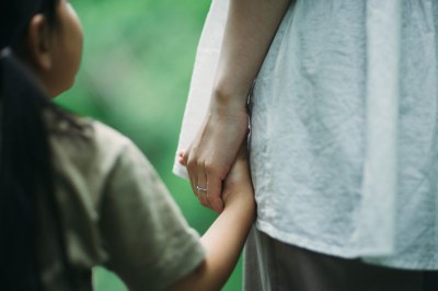 Foto ilustrativa: Canva Imagem em detalhe de uma criança segurando a mão de um adulto