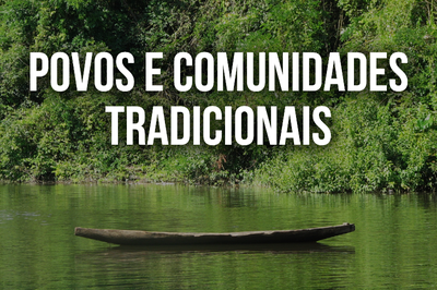 Imagem: Comunicação MPF #ParaTodosVerem: A imagem mostra um rio de águas calmas em primeiro plano, com uma canoa de madeira escura flutuando próxima ao centro. Ao fundo, há uma densa vegetação verde que cobre toda a parte superior da imagem. Sobreposta à cena, em letras brancas maiúsculas e centralizadas, está a frase “POVOS E COMUNIDADES TRADICIONAIS”.