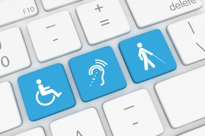 Foto ilustrativa: Canva Detalhe de teclado branco com três teclas em azul representando acessibilidade - mobilidade física, auditiva e de idade