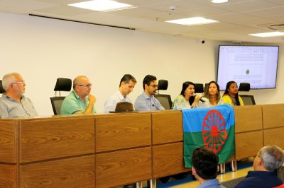 Foto mostra mesa com participantes do debate 