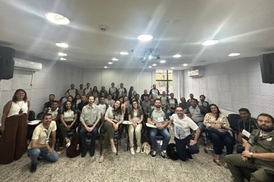 Fotografia de várias pessoas sentadas em cadeiras no auditório da sede do MPF em Manaus (AM).