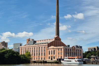 Foto mostra o prédio da Usina do Gasômetro, em Porto Alegre, vista pelo rio Guaíba