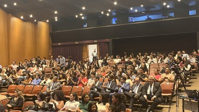 Foto: Ascom MPF Foto panorâmica do interior do teatro da UFMT mostra o local com quase todos os assentos ocupados.