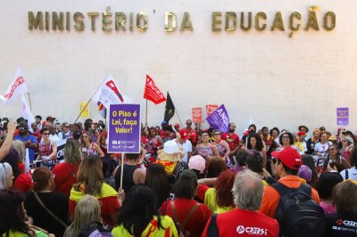 Foto: Agência Brasil Foto mostra professores fazendo uma manifestação em frente ao Ministério da Educação pelo piso nacional