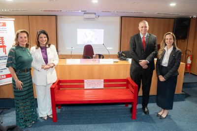 Ana Paula Mantovani, Carla Dickson, José Robalinho Cavalcanti e Lucyana Said posam para foto ao lado do banco vermelho.