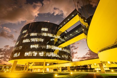 Foto: Leobark Rodrigues/MPF A foto mostra os dois edifícios-sede da procuradoria-geral da República.
A iluminação externa do prédio é amarelada, por conta do Agosto Dourado - campanha para incentivar o aleitamento materno. O pôr do Sol exibe tons de laranja e rosa, com nuvens cinzas