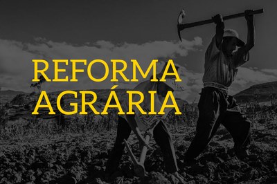 Arte: Comunicação/MPF Arte retangular com foto em preto e branco de trabalhadores rurais arando a terra. Um dos homens levanta uma picareta enquanto o outro usa uma picareta na terra. Em amarelo as palavras Reforma Agrária