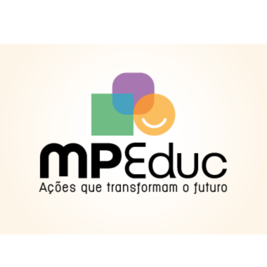 A imagem é o logotipo do projeto MPEduc, que tem o slogan "Ações que transformam o futuro".

Na parte superior do logotipo, há três formas geométricas parcialmente sobrepostas:

Um quadrado verde,

Um círculo laranja com um sorriso branco no centro,

E um quadrado roxo com cantos arredondados.

Abaixo dessas formas está o nome "MPEduc", com um estilo tipográfico moderno e amigável. As letras “MP” estão em preto e em negrito, enquanto a letra “E” é estilizada de forma criativa e está integrada ao início da palavra “educ”, que está escrita com letras mais leves e arredondadas.

Na parte inferior, está escrito o slogan: "Ações que transformam o futuro", em letras pretas pequenas.