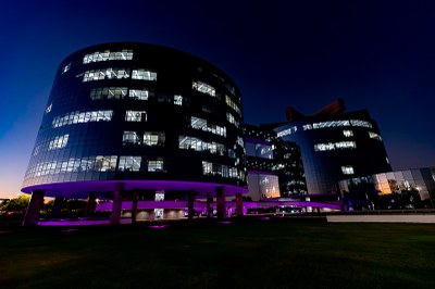 Foto do prédio da procuradoria-geral da República iluminado na cor lilás.