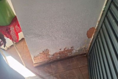 Infiltração condomínio Foto mostra infiltração na parede