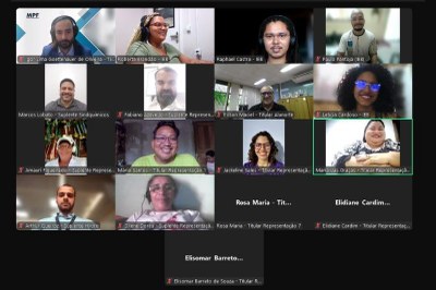 Imagem: Comitê de Acompanhamento Tela de videoconferência com 13 pessoas em suas janelas de vídeo, identificadas por nome e cargo.