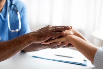 Foto ilustrativa: Canva Foto em detalhe de um médico segurando as mãos de uma paciente jovem
