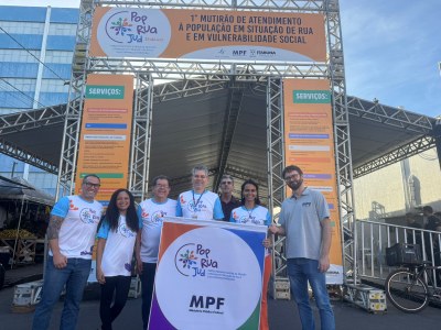 Imagem: Divulgação Cerca de 40 pessoas em frente à UBS Dr. José Maria de Magalhães Neto, com camisetas do POP Rua Jud, sorrindo e mostrando o clima de equipe do mutirão em Itabuna.