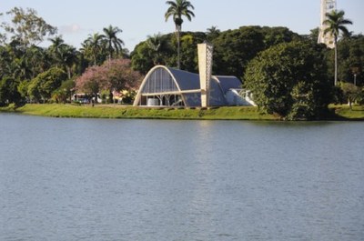 Foto: Prefeitura de Belo Horizonte foto mostra Lagoa da Pampulha com a igrejinha ao fundo