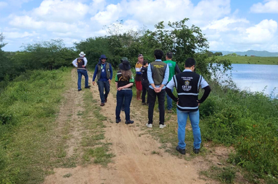 Na imagem várias pessoas estão inspecionando a Barragem Retiro, em Palestina(foto: Rafael Vanderley/Crea-AL)