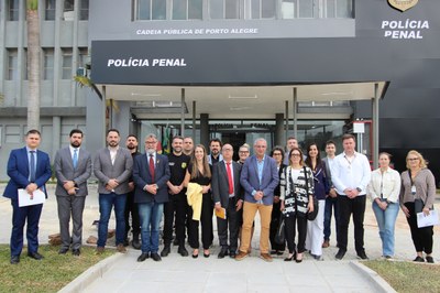Foto: Comunicação MPF Grupo das 20 pessoas que participaram da audiência da Justiça Federal que encerrou a ação civil pública ajuizada pelo MPF e pelo Ministério Público do Rio Grande do Sul em frente ao prédio da Nova Cadeia Pública de Porto Alegre