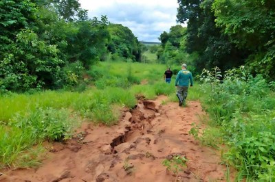 Ibama faz fiscalização em terra indígena Foto: Imagem extraída dos autos  Foto mostra agentes do Ibama percorrendo áreas da TI