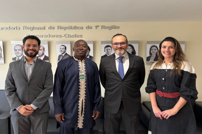 Foto mostra 3 homens e 1 mulher em pé. 