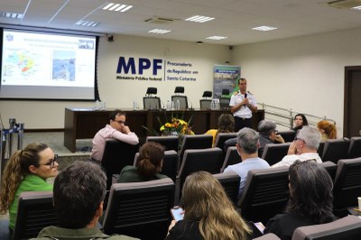 Auditório no momento da oficina do MPF Gerco mostra o público e um participante