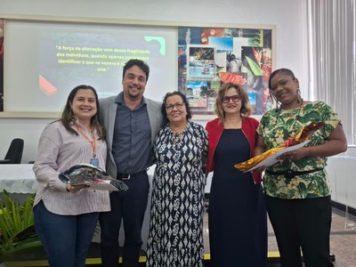 Momento de comemoração com os palestrantes