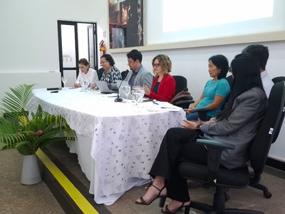 Membros compondo a mesa, Dr. Bruno Lamenha, Dra. Alexandra Beurlen, Professora Leiko Asakura, da Faculdade de Nutrição da UFAL, Nelma Nunes; presidente do Conselho Municipal de Segurança Alimentar e Nutricional de Maceió, Maria Isabel Macias Gazzaneo, Sr. Edy Brito e Sra. Marina Toledo
