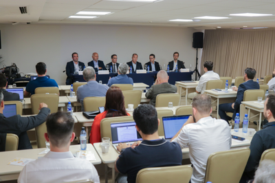Foto: Sergiano Júnior/DJC Mídia Imagem do encontro com as autoridades sentadas na mesa e os participantes no auditório