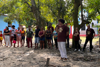 Foto mostra o procurador rodeado pela comunidade 