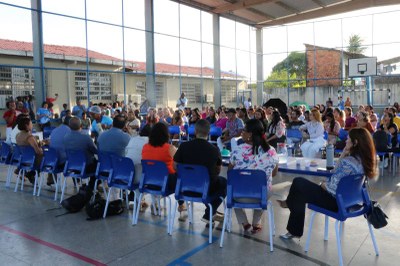 foto mostra público que participou da escuta pública sentado de frente para os organizadores do evento
