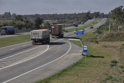 Foto de caminhões na estrada