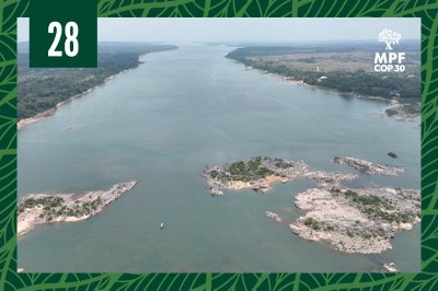 Foto aérea de rio com leito largo e pedras no meio