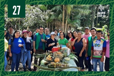 Foto: Catrapoa Imagem de diversos agricultores que participam do projeto com os alimentos tradicionais sobre uma mesa