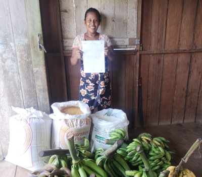 Agricultora indígena Pamela dos Santos da comunidade indígena Santa Cruz, do Amazonas, realizando a entrega dos seus produtos(1).png Agricultora indígena Pamela dos Santos da comunidade Santa Cruz, no Amazonas, entregando os produtos para a merenda escolar
