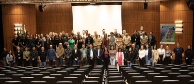 foto mostra participantes do evento