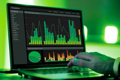 Dados Imagem de um computador com gráficos e uma pessoa digitando
