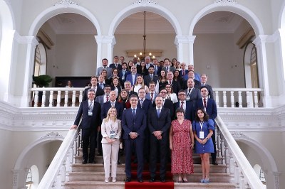 Foto oficial do evento, com autoridades (a maioria homens) em pé numa escadaria